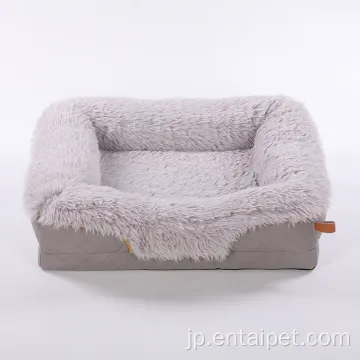 正方形の綿毛付きの暖かい冬の犬の犬小屋